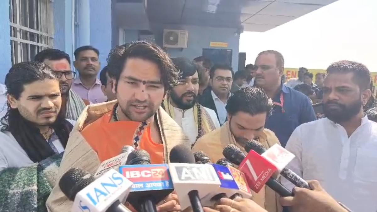 पं. धीरेंद्र कृष्ण शास्त्री पहुंचे रायपुर, कहा- भारत में कैंसर से अधिक खतरनाक है धर्मांतरण, कांकेर की घटना को लेकर कही यह बात…