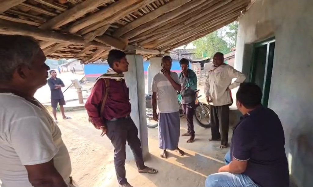 SIR समेत सरकारी योजनाओं का 17 आदिवासी परिवारों ने किया सामूहिक बहिष्कार, जिला प्रशासन की उड़ी नींद 2 image 97