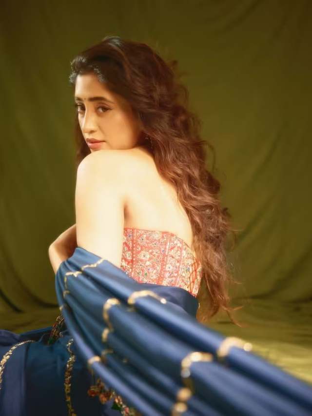 Shivangi Joshi Photos: साड़ी पहन शिवांगी जोशी ने दिए कातिलाना पोज