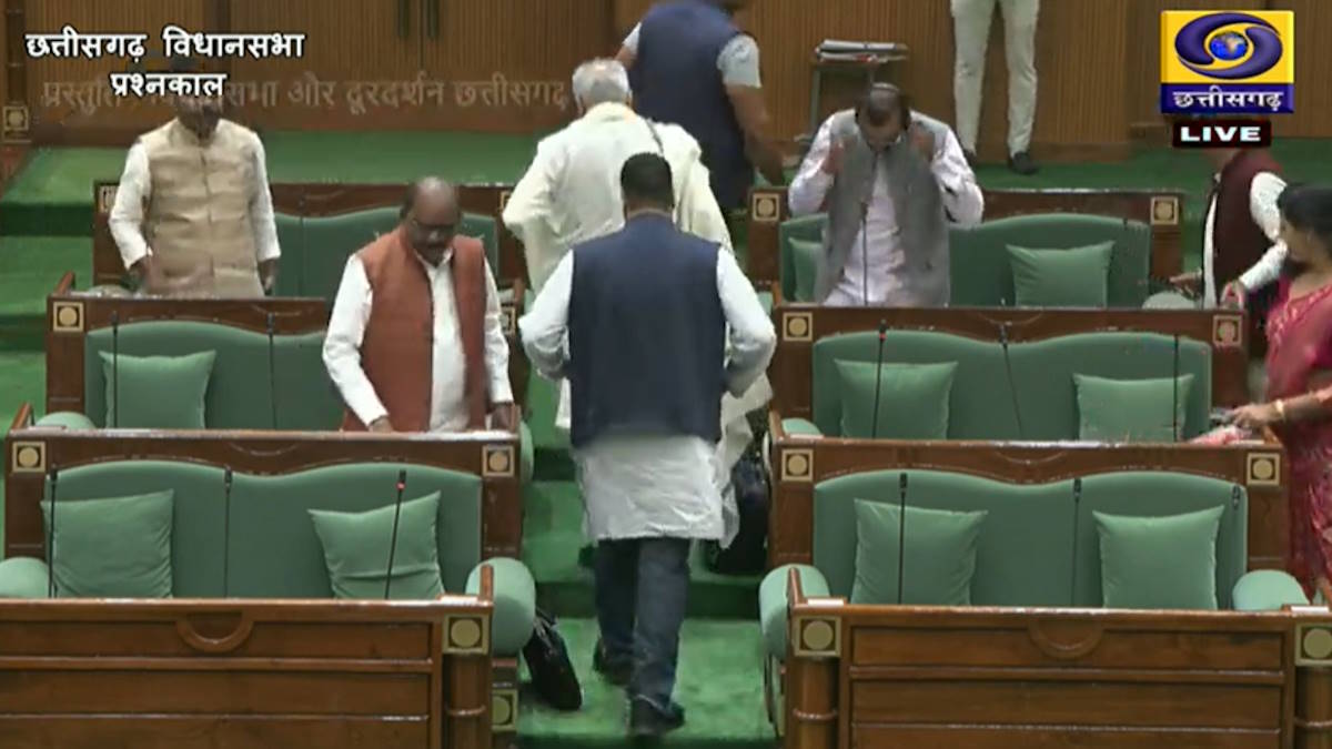 Chhattisgarh Assembly: बेरोजगारी भत्ता के मुद्दे पर सदन में मचा हंगामा, मंत्री के जवाब से असंतुष्ट विपक्ष ने किया वॉकआउट