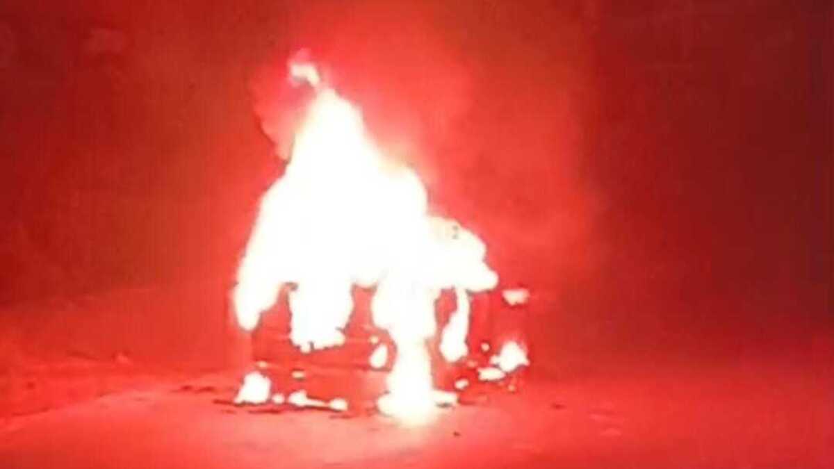 चलती लग्जरी कार बनी आग का गोला, चालक ने कूदकर बचाई जान