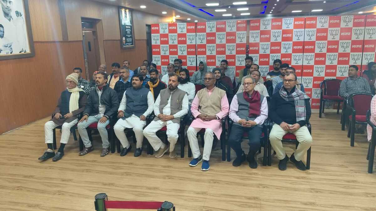 पहली बार बीजेपी प्रदेश कार्यालय में सिर्फ कर्मचारियों ने सुनी मन की बात, पीएम मोदी ने बताया कैसे मनाएं वोटर बनने का उत्सव