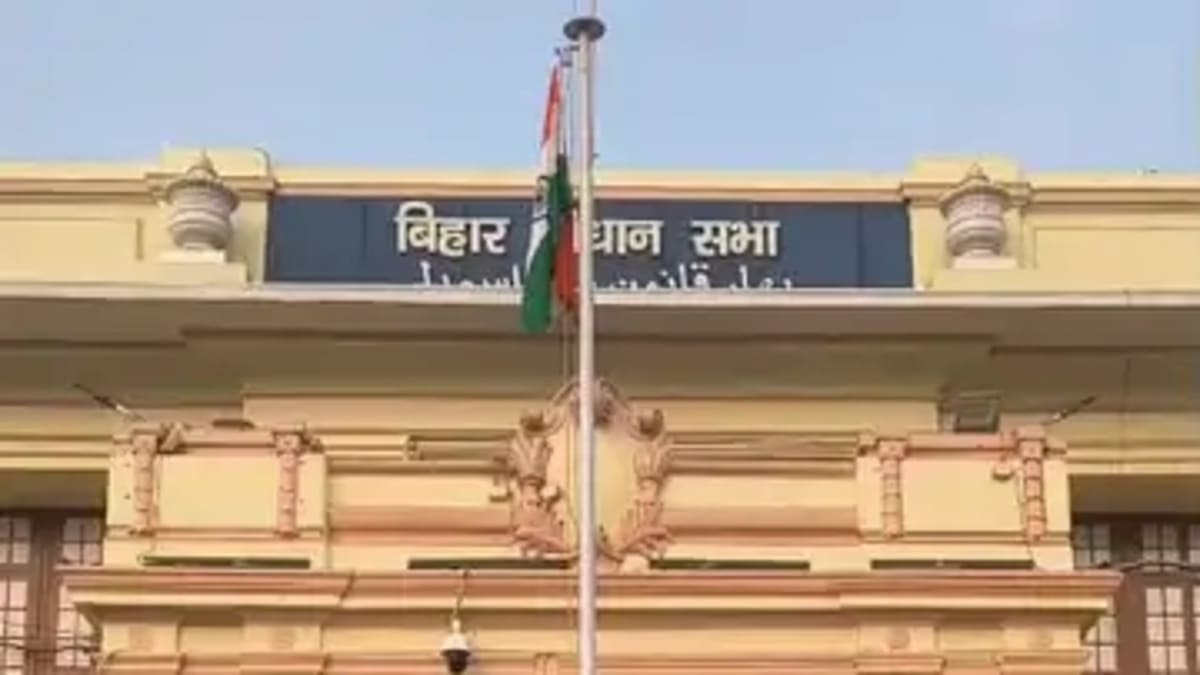 77वां गणतंत्र दिवस: पटना में सुबह से शुरू हुआ ध्वजारोहण, गांधी मैदान में मुख्य समारोह, पटना में सरकारी और राजनीतिक परिसरों में फहराया गया तिरंगा