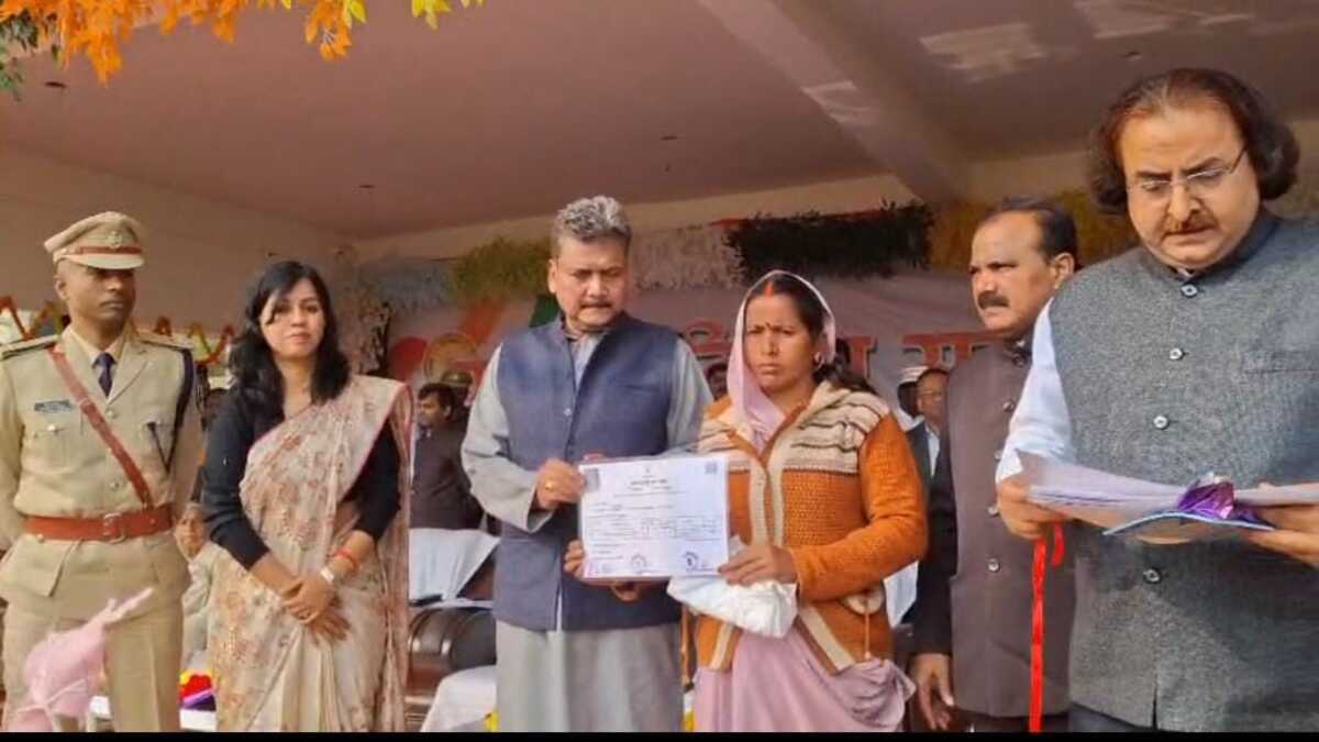 सासाराम में धूमधाम से मना 77वां गणतंत्र दिवस, फजलगंज स्टेडियम में प्रभारी मंत्री ने किया ध्वजारोहण