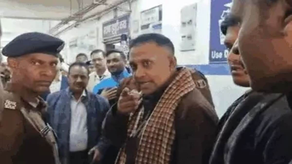 बक्सर सदर अस्पताल निरीक्षण में हंगामा, सिविल सर्जन पर भड़के विधायक आनंद मिश्रा, वीडियो वायरल