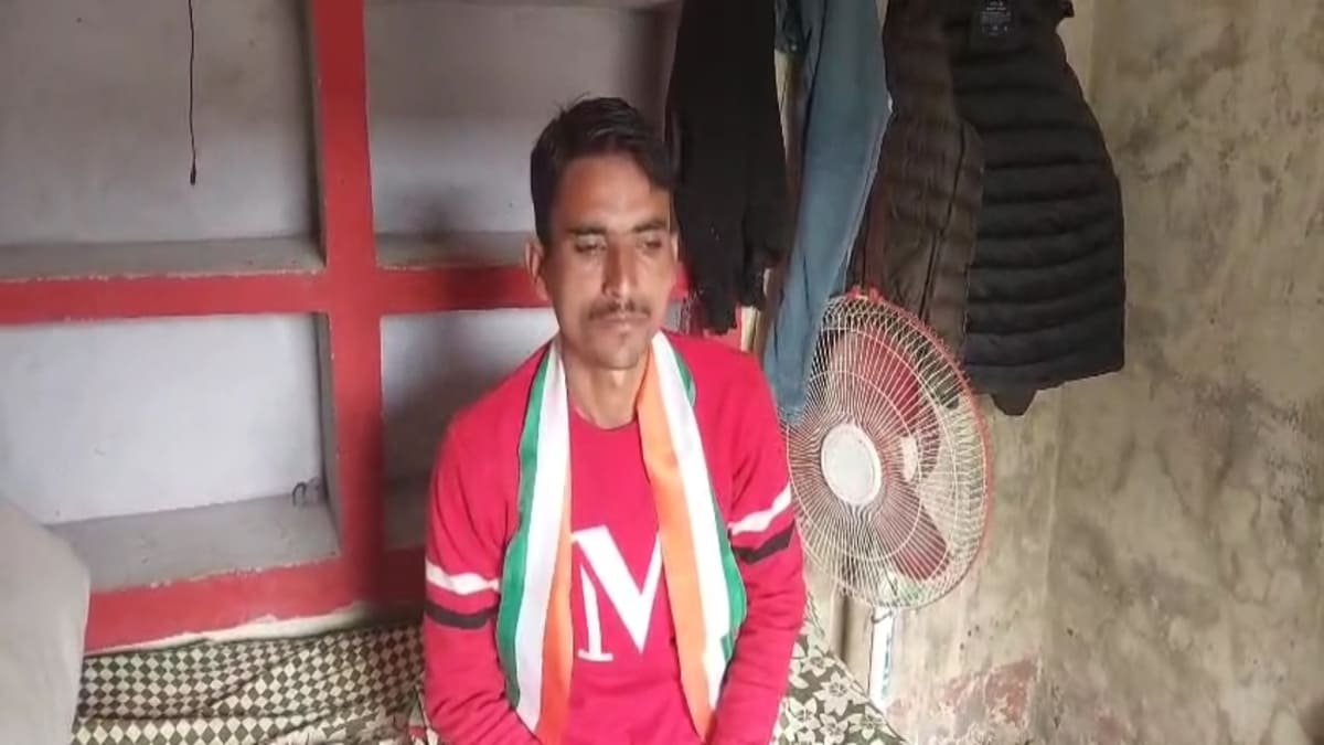 कैमूर के सुदूर पहाड़ी इलाकों में शिक्षा की अलख जगा रहा युवक, महादलित बस्ती के 100 बच्चों को कॉपी-किताब-कलम बांटकर बना चर्चा का विषय