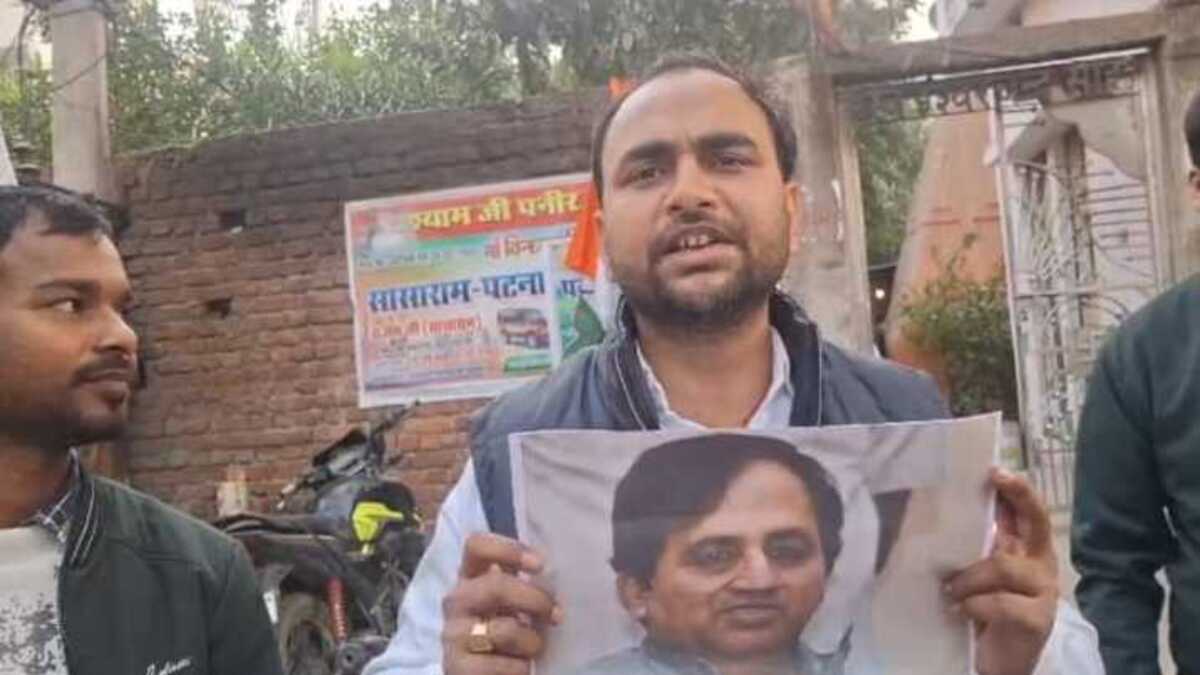 राहुल गांधी के खिलाफ बयान पर कार्यकर्ताओं ने जताया आक्रोश, कांग्रेस छोड़ने पर शकील अहमद के खिलाफ युवाओं में नाराजगी, चौराहा पर जलाया पुतला