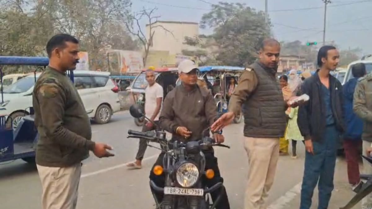 सासाराम में सघन वाहन जांच, 66 वाहनों से 2.62 लाख का जुर्माना वसूला