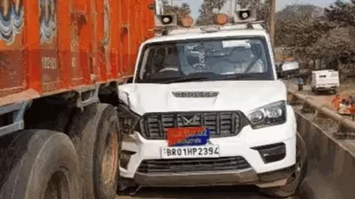 पटना में बालू से लदे ट्रक ने बरपाया कहर, बाइक सवार युवक को कुचला, DSP की गाड़ी को मारी टक्कर