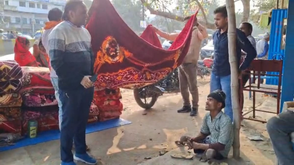 सड़क पर रेंगते दिव्यांग को देख अधिकारी का पसीजा दिल, गाड़ी में बैठाकर अस्पताल ले गए, हाथों-हाथ बना सर्टिफिकेट