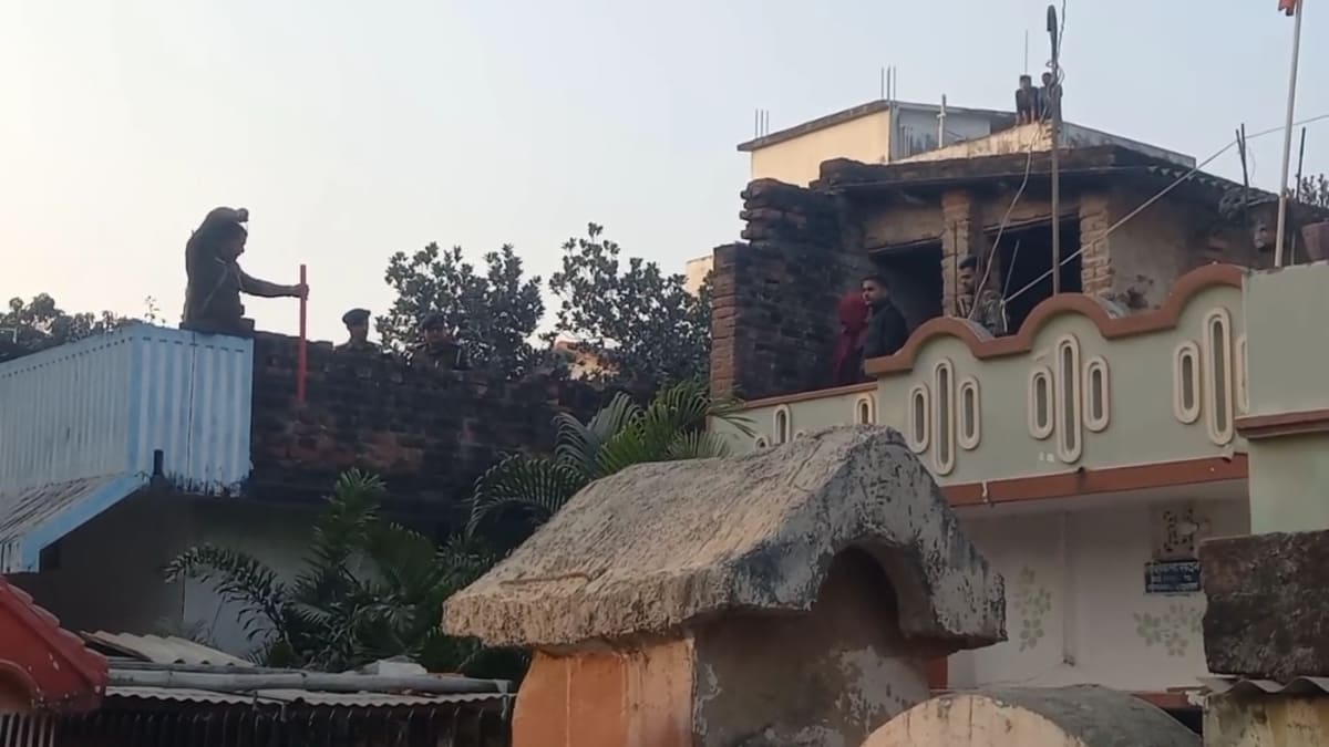 हथियारों की सूचना पर गौतम नगर में पुलिस की बड़ी छापेमारी, अवैध हथियार रखने की सूचना से मचा हड़कंप, जांच जारी