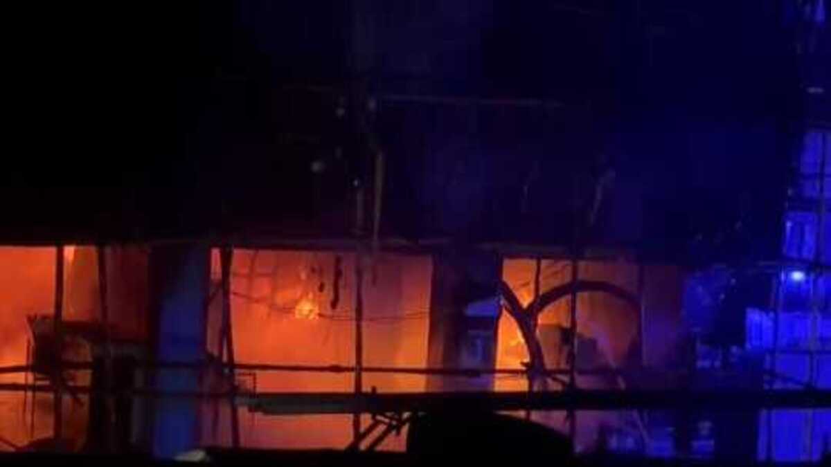 मोतिहारी के एक्शन शोरूम में भीषण आग, सवा करोड़ के नुकसान की आशंका