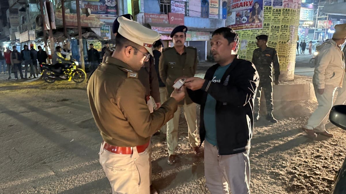 मोतिहारी में ट्रैफिक नियमों पर सख्ती, DIG-SP खुद उतरे सड़क पर, नियम तोड़ने वालों पर मौके पर कार्रवाई