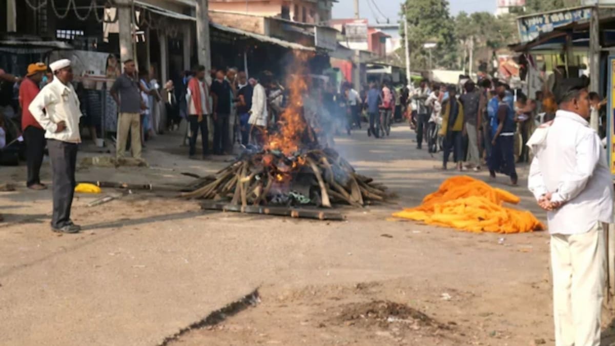 वैशाली में श्मशान का रास्ता बंद, चौराहे पर हुआ दाह संस्कार, डीएम ने बैठाई जांच