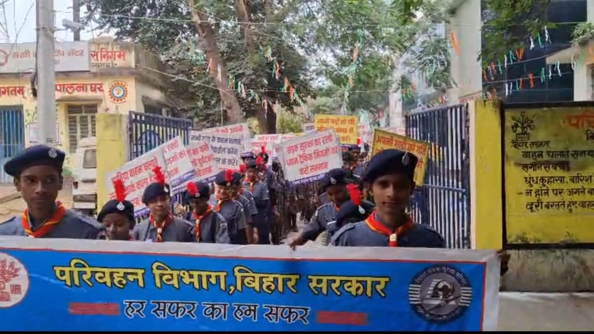 यातायात नियमों के प्रति जागरूक करने के लिए प्रभात फेरी, एमवीआई ने दिखाई हरी झंडी