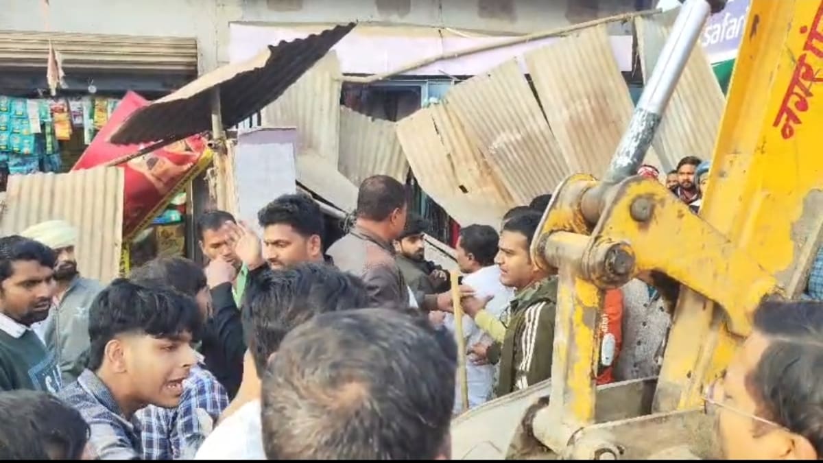 कोचस में अतिक्रमण हटाने के दौरान मछली मंडी में विवाद, अधिकारियों से उलझा कारोबारी हिरासत में