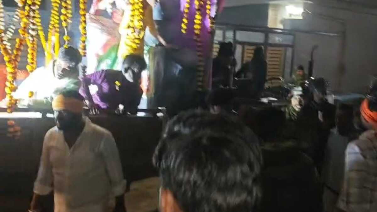 जमुई में सरस्वती विसर्जन जुलूस के दौरान युवकों में झड़प, पुलिस ने संभाली स्थिति सख्ती दिखाकर खुद कराया प्रतिमा विसर्जन