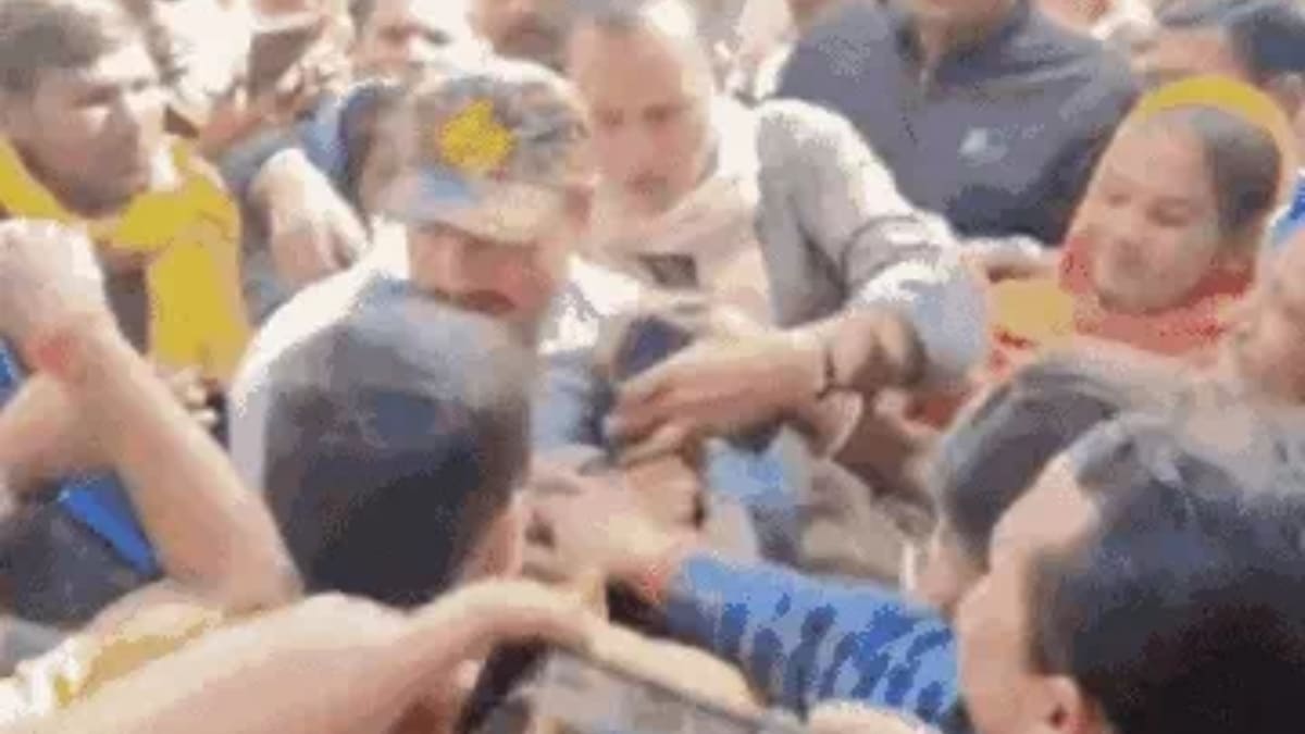 शादी से पहले थाने पहुंची नाबालिग, होमगार्ड जवान कर रहा था मंदिर में शादी, हंगामे के बाद पहुंची पुलिस, जानें कैसे शुरू हुई थी दोनों की दोस्ती