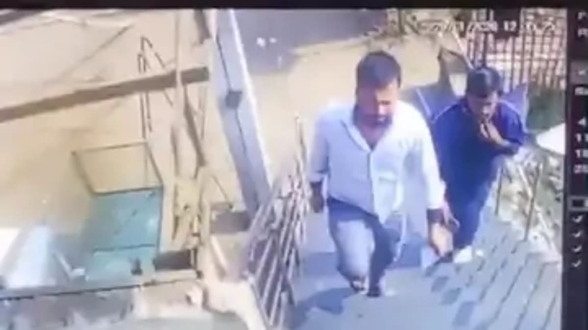 बिहटा में दिनदहाड़े लूट, बैंक से निकली महिला को स्प्रे मारकर 50 हजार छीने, CCTV में कैद आरोपी