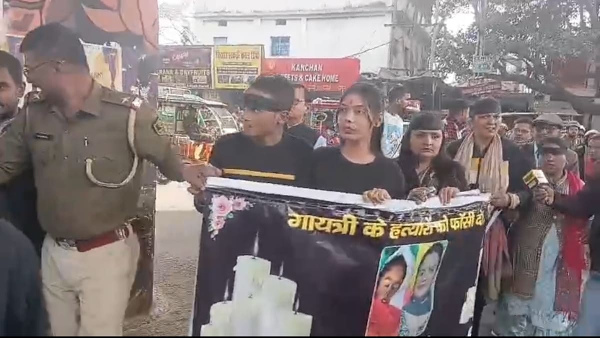 NEET छात्रा की मौत पर न्याय की मांग तेज, पटना में मार्च रोका गया, प्रदर्शनकारियों ने पुलिस को दिखाई चूड़ियां
