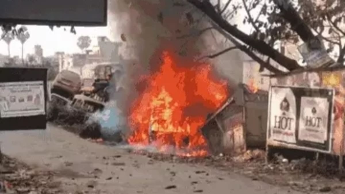 गोपालपुर थाने में जब्त वाहनों में भीषण आग, कई गाड़ियां जलकर खाक, जांच जारी