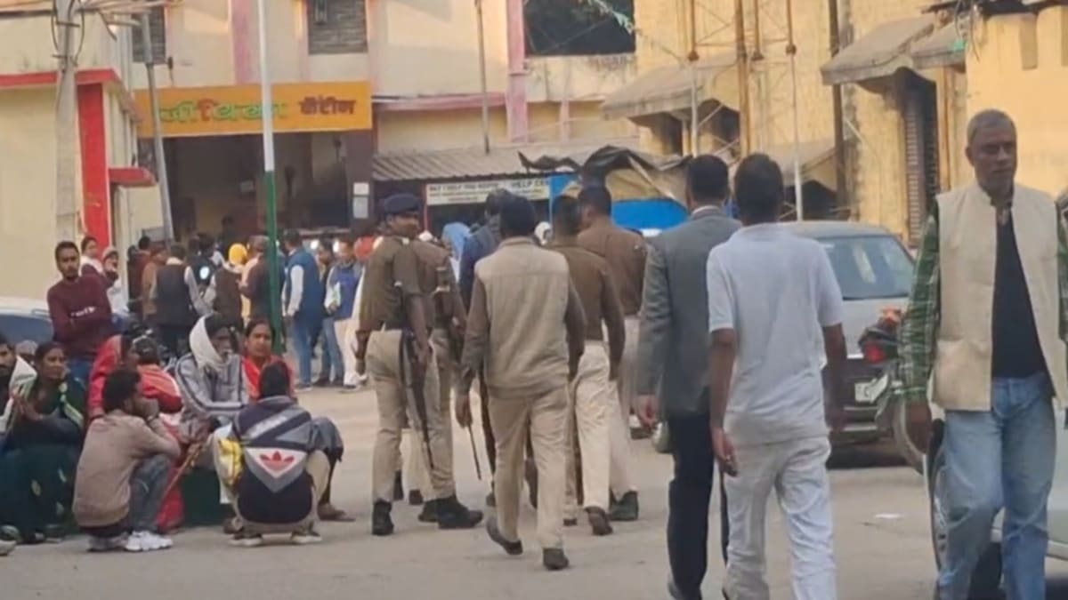 डुमरिया डबल मर्डर केस के मामले में मुख्य आरोपी पप्पू सिंह ने सीजेएम कोर्ट में किया सरेंडर