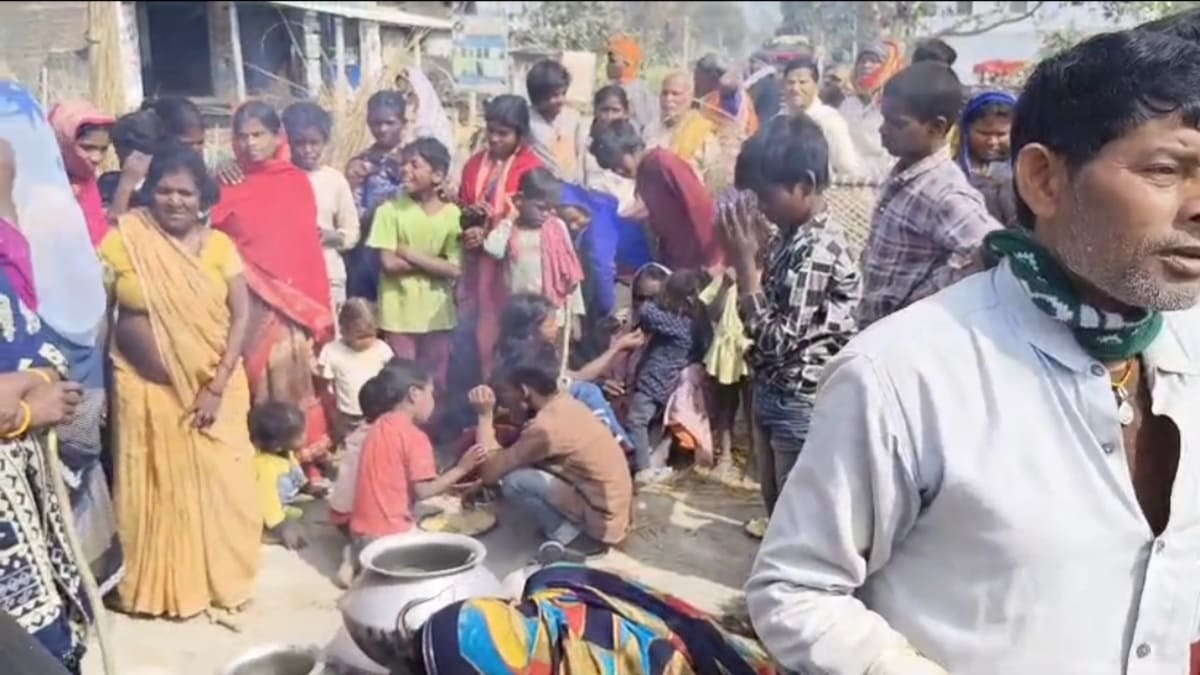 वैशाली में रास्ते की मांग पर मांझी समाज का अनोखा प्रदर्शन, सड़क जाम कर जलाया चूल्हा