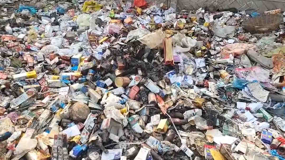 सुरक्षा से खिलवाड़: खुले में फेंकी गई एक्सपायरी दवाइयां, ड्रग विभाग ने दवाओं को जब्त शुरू की जांच…