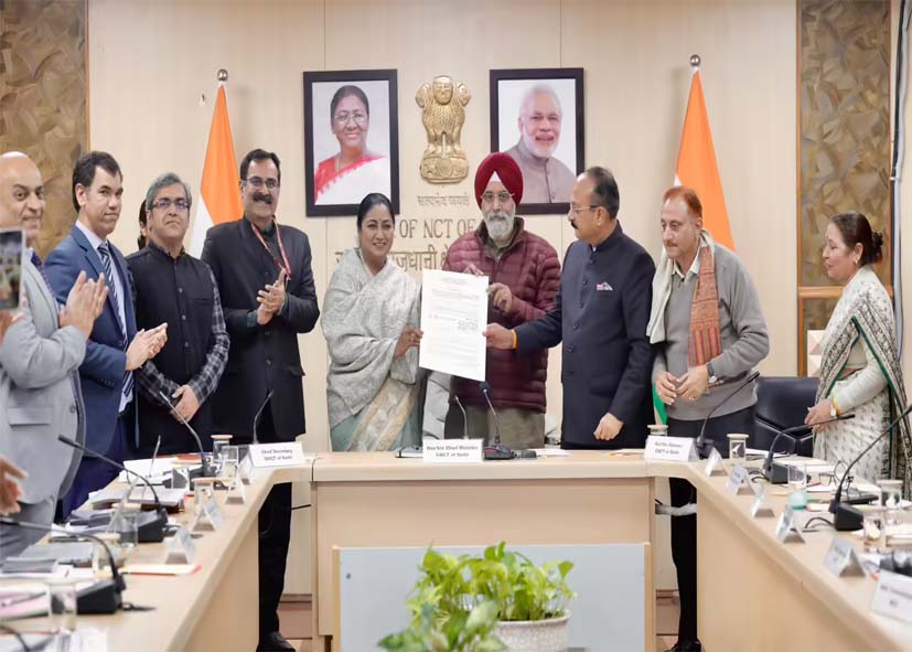 दिल्ली को धूल-प्रदूषण से मुक्त बनाने की तैयारी, CM रेखा गुप्ता ने कर दिया बड़ा ऐलान, MCD को मिला 500 करोड़ का फंड