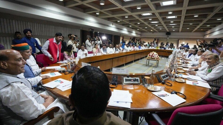 बजट सत्र से पहले सर्वदलीय बैठक में विपक्ष का हंगामा, सरकार पर ‘सस्पेंस एंड स्टन’ रणनीति का लगाया आरोप ; रिजिजू बोले- सभी पार्टियों के सुझावों के लिए तैयार