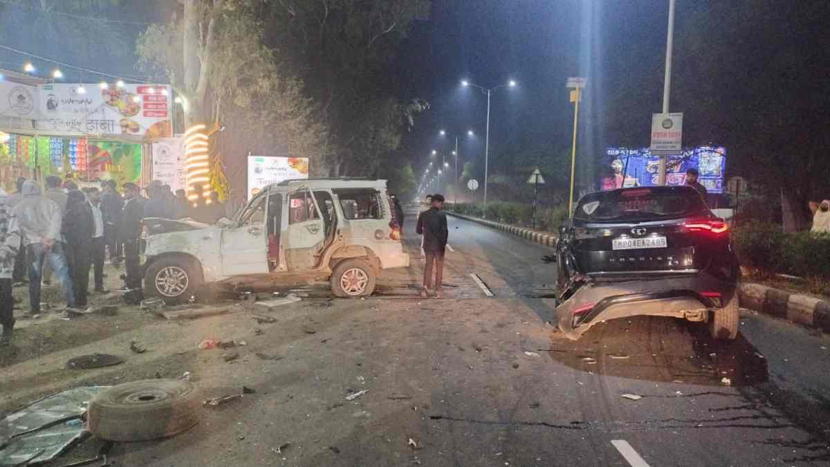 हाइवे पर भीषण हादसा, आधा दर्जन से ज्यादा लोग घायल हाइवे पर भीषण हादसा, आधा दर्जन से ज्यादा लोग घायल