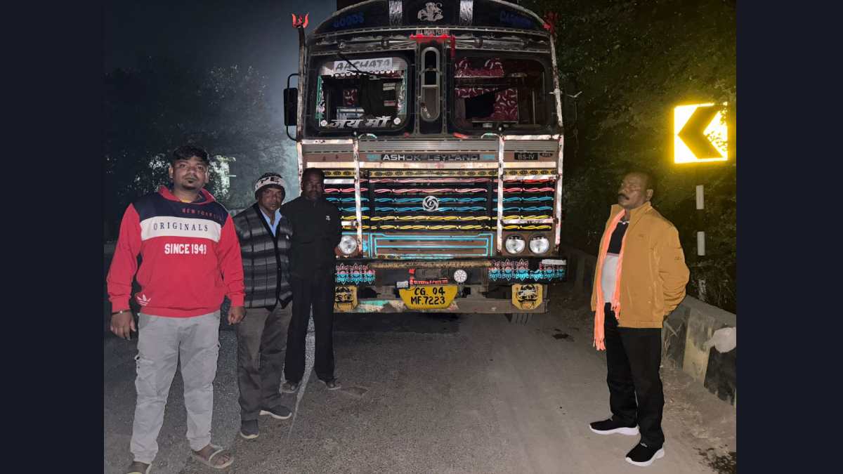 CG NEWS: इंटर स्टेट चेक पोस्ट पर 540 कट्टा धान से भरे ट्रक जब्त, खेमड़ा में ट्राली छोड़ इंजन लेकर भागे तस्कर….
