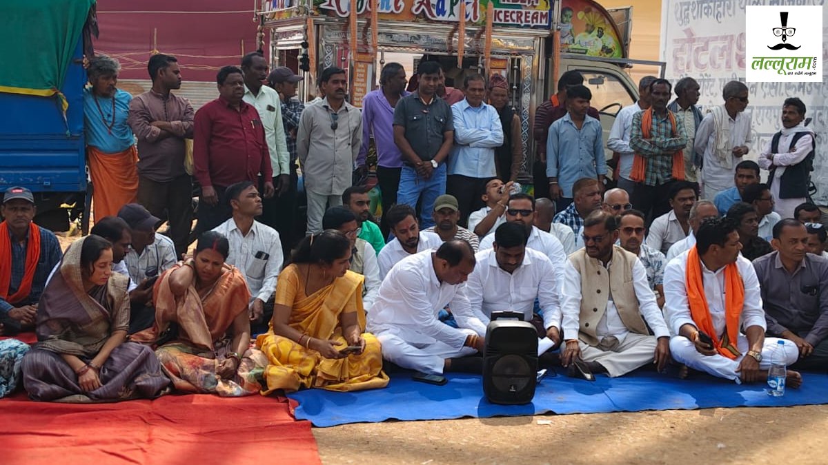 राजिम कल्प कुंभ की शुरूआत से पहले हंगामा : मनमानी वसूली और उपेक्षा के आरोप, भाजपा नेता के साथ छोटे व्यापारियों ने दिया धरना