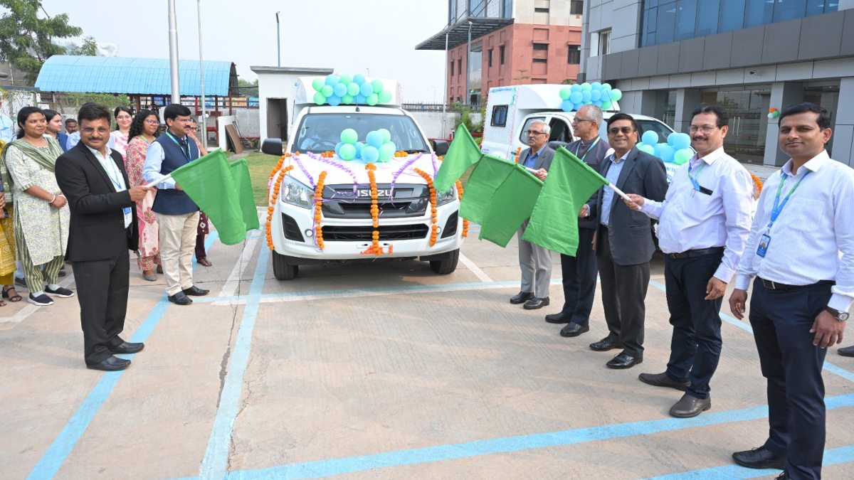 वित्तीय साक्षरता और जागरूकता को बढ़ावा देने छत्तीसगढ़ ग्रामीण बैंक ने दो मोबाइल वैन को दिखाई हरी झंडी, ग्रामीण अंचलों तक पहुंचेगी बैंकिंग जानकारी