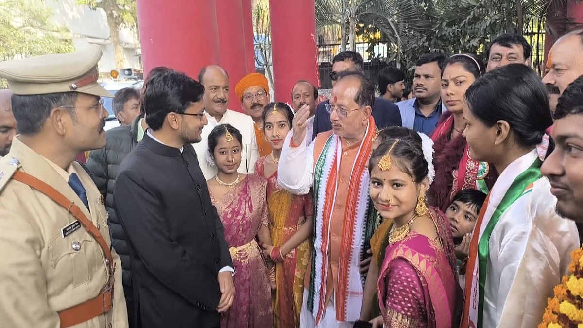 डिप्टी सीएम विजय कुमार सिन्हा ने मुजफ्फरपुर के सिकंदरपुर स्टेडियम में किया झंडोत्तोलन, विभिन्न सांस्कृतिक कार्यक्रमों में भी हुए शामिल