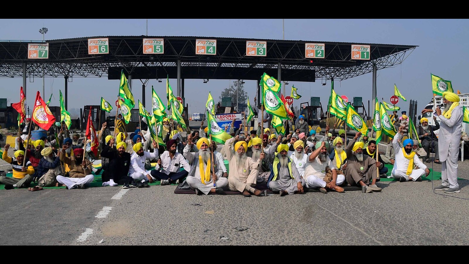 किसान यूनियन प्रदर्शन के दौरान टोल प्लाजा करवा रहे फ्री, सुरक्षा को लेकर टोल प्लाजा के अधिकारी ने लिखा पत्र