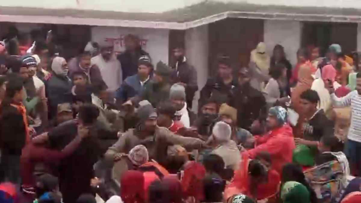 खाद पर विवाद: किसानों में जमकर चले लात-घूंसे, मारपीट से मचा हड़कंप