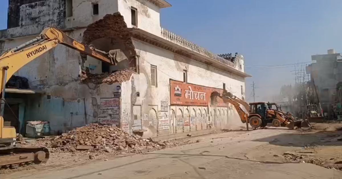धर्मनगरी में मंदिर पर चला बुलडोजर: ऐतिहासिक और प्राचीन मंदिर के हिस्सों को ढहाया, हाईकोर्ट के ‘स्टे’ के बाद कार्रवाई रुकी