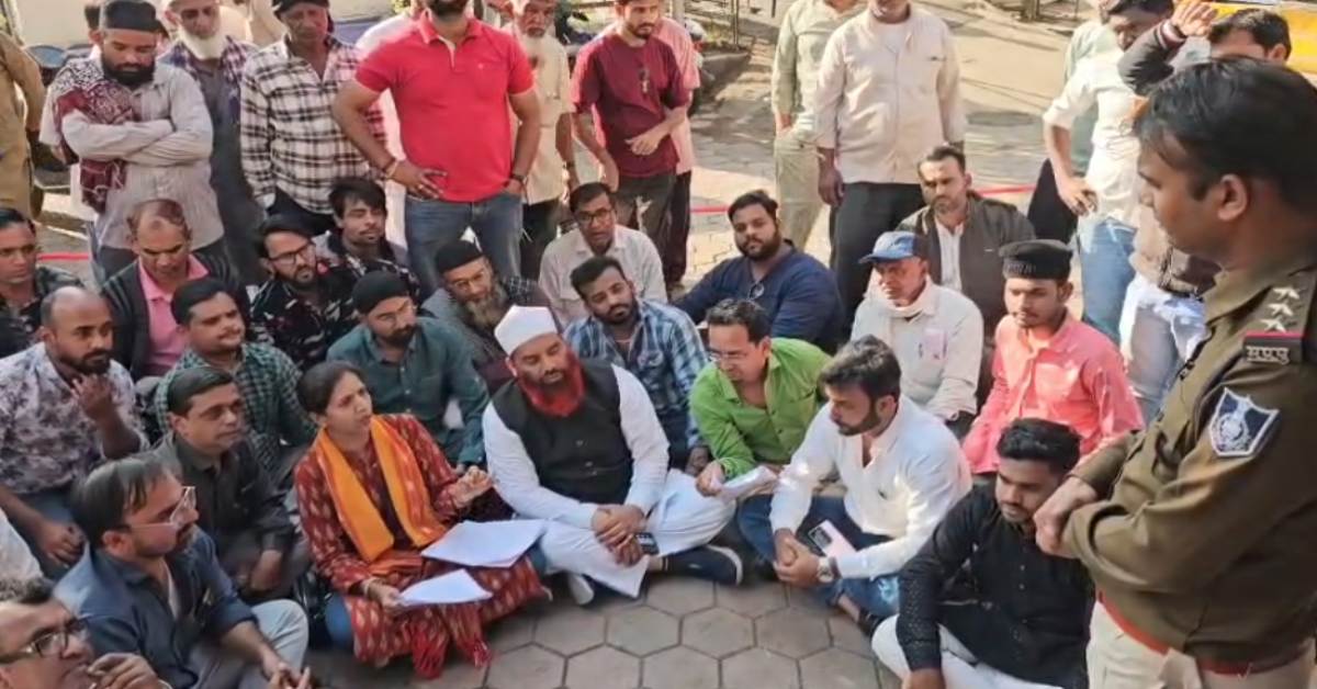 वोटर लिस्ट में नाम काटने पर भड़की कांग्रेस, निर्वाचन अधिकारी को सौंपा ज्ञापन वोटर लिस्ट में नाम काटने पर भड़की कांग्रेस, निर्वाचन अधिकारी को सौंपा ज्ञापन