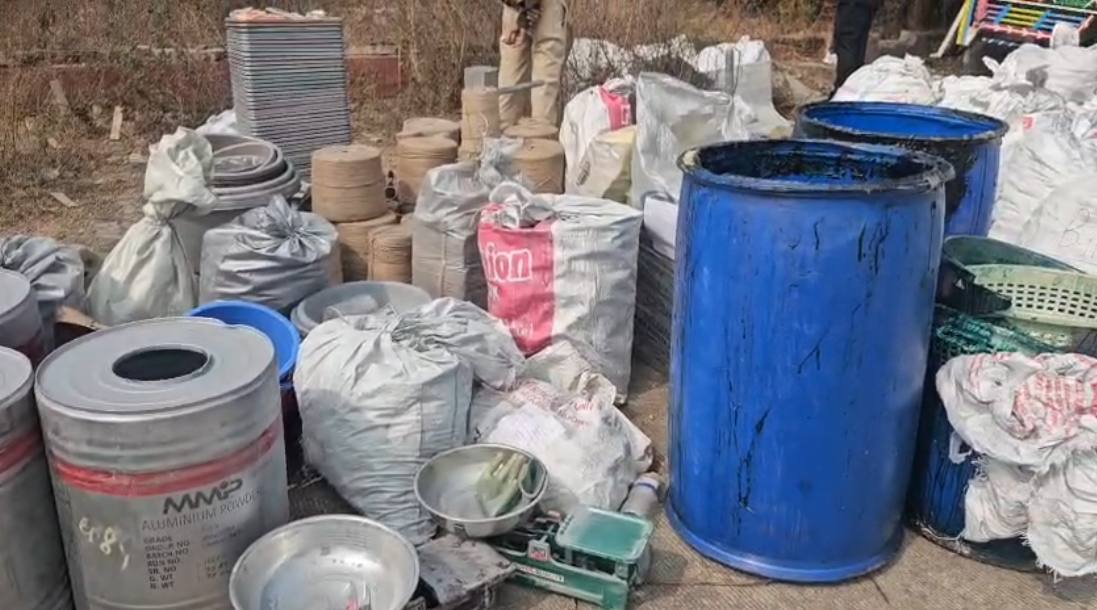 खंडवा में अवैध पटाखा फैक्ट्री पर दबिश: 20 क्विंटल सुतली बम और बारूद बरामद, अंधेरे का फायदा उठाकर आरोपी फरार; दो कांग्रेस नेता संदिग्ध