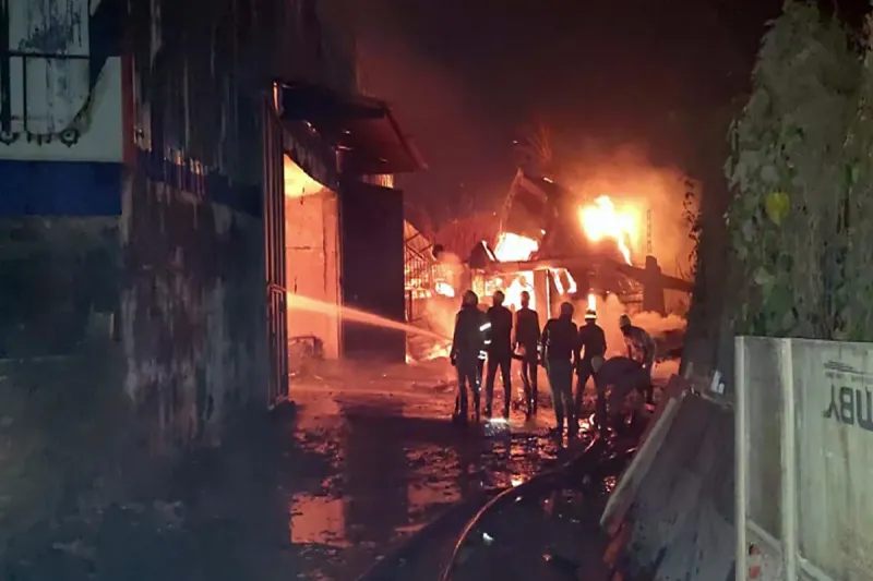 कोलकाता के नाजिराबाद में लगी भीषण आग, अब तक 7 की मौत और कई घायल ; मौके पर पहुंची 15 फायर ब्रिगेड