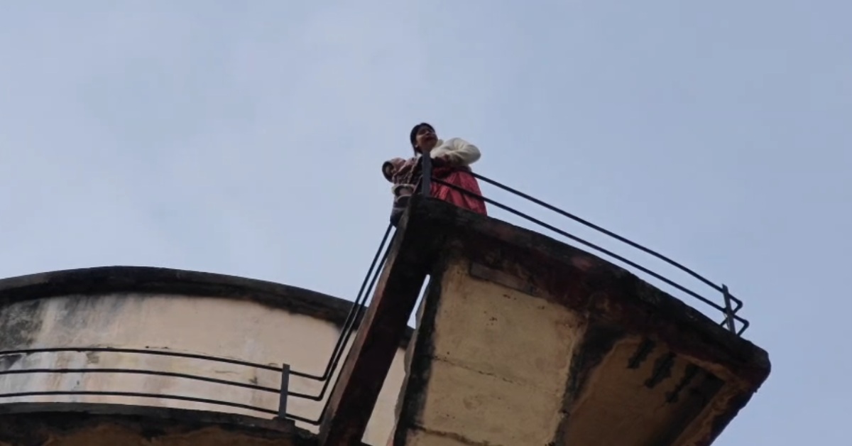 बच्चे को लेकर 60 फीट ऊंची टंकी पर चढ़ी महिला: एक घंटे तक चला हाईवोल्टेज ड्रामा, फिर जो हुआ… देखें वीडियो