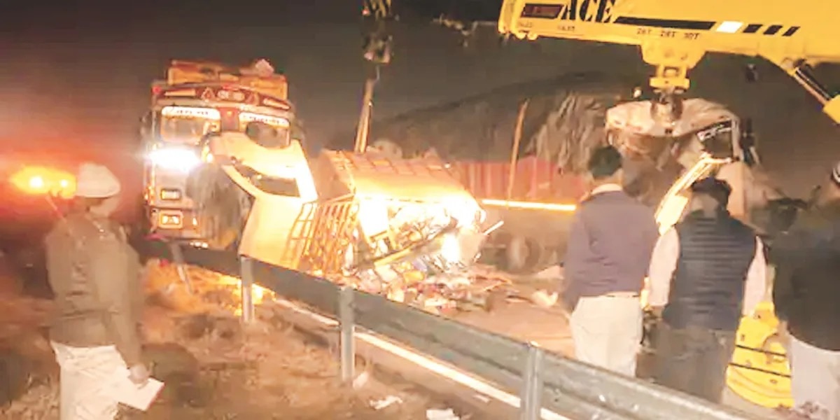 Accident : तेज रफ़्तार ट्रेलर ने 8 लोगों को रौंदा, 4 की मौत Accident : तेज रफ़्तार ट्रेलर ने 8 लोगों को रौंदा, 4 की मौत