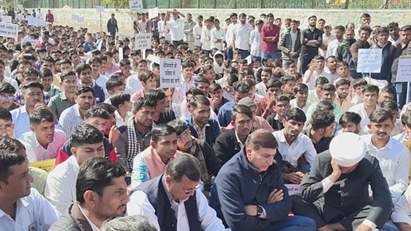 OMR शीट घोटाला और पेपर लीक के विरोध में बाड़मेर में उबाल, हजारों युवा सड़कों पर उतरे