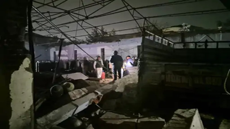 Rajasthan News: जयपुर में फैक्ट्री में सिलेंडर ब्लास्ट, कई मजदूरों के फंसे होने की आशंका; रेस्क्यू में जुटी पुलिस, दमकल की गाड़ियां मौके पर