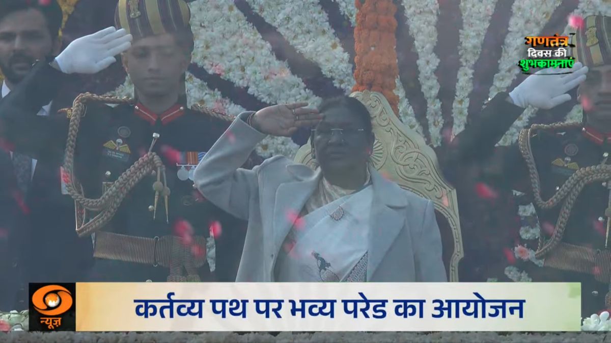 Republic Day 2026 Live: 77वें गणतंत्र दिवस पर राष्ट्रपति द्रौपदी मुर्मू ने किया ध्वजारोहण, कर्तव्य पथ पर दिख रहा सैन्य बाहुबल और ब्रह्मोस-आकाश-अर्जुन टैंक की गर्जना