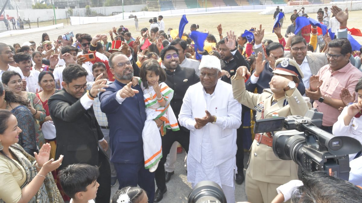 गणतंत्र दिवस समारोह में दिखा जनप्रतिनिधि-प्रशासन का मानवीय चेहरा : देशभक्ति गीतों पर झूमे कलेक्टर-एसपी, विधायक मोहले ने भी दिया साथ, देखिये वीडियो …