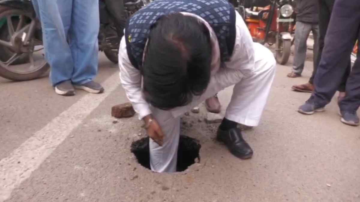 ये रोड है या सुरंग? GDA ऑफिस के सामने धंसी सड़क, हुआ 4 फीट का गड्ढा, कांग्रेस ने किया प्रदर्शन