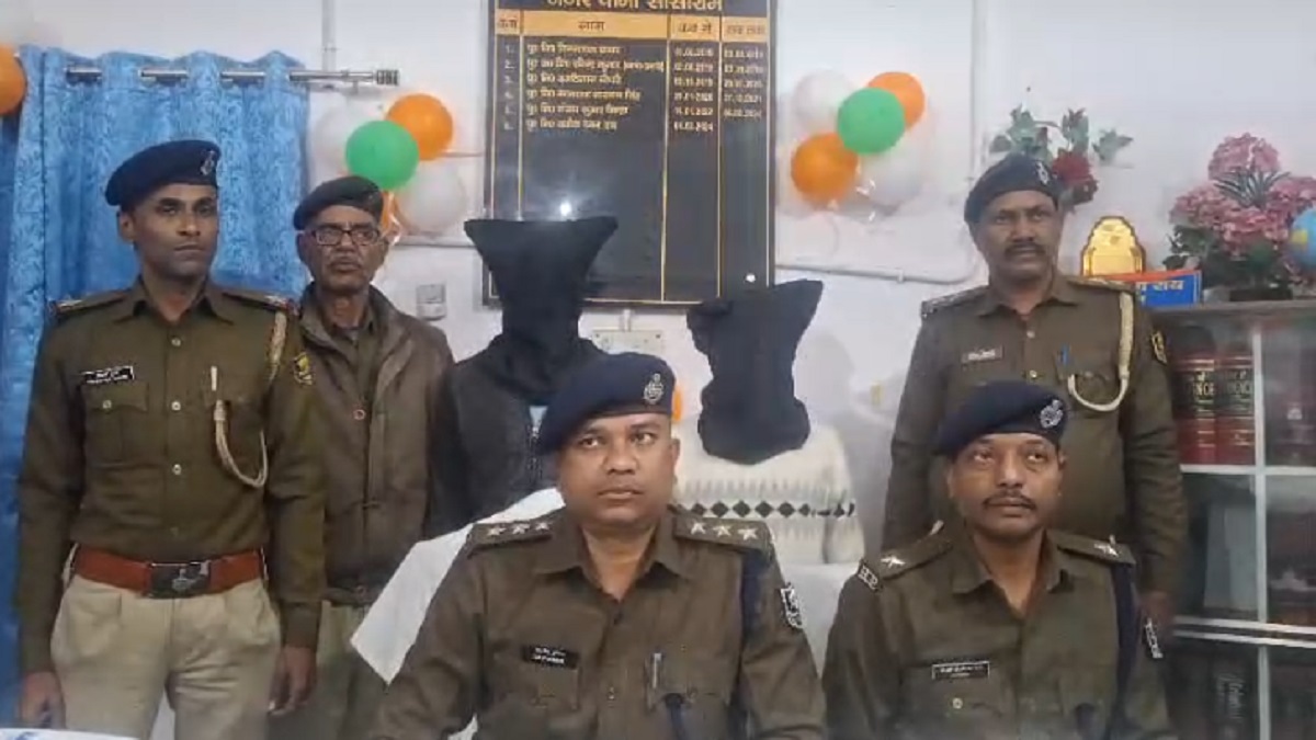 रोहतास पुलिस की बड़ी कार्रवाई: 15 लाख रुपए की गांजा के साथ दो तस्कर गिरफ्तार, बस तलाशी के दौरान मिली सफलता