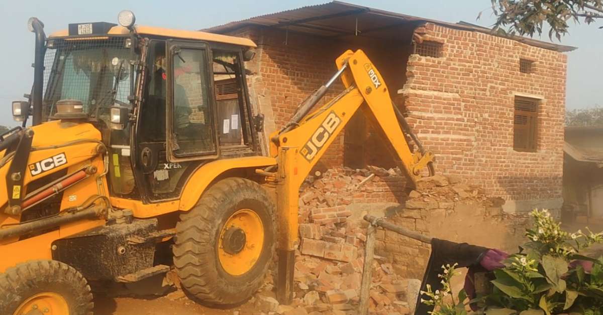 प्रेमी संग मिलकर पति को मारा, अब प्रशासन ने घर पर चलाया बुलडोजर प्रेमी संग मिलकर पति को मारा, अब प्रशासन ने घर पर चलाया बुलडोजर